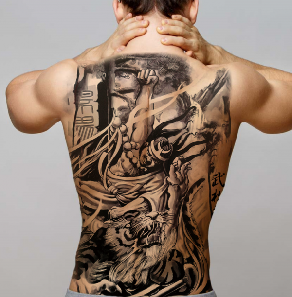 Relief kuno dengan gambar pahlawan